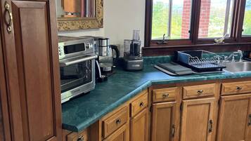 Kylskåp, mikrovågsugn, ugn och spishäll