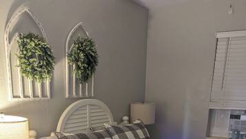 2 chambres, bureau, fer et planche à repasser, lit parapluie