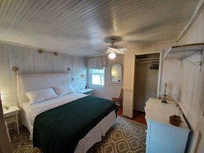 5 bedrooms, iron/ironing board, WiFi, bed sheets