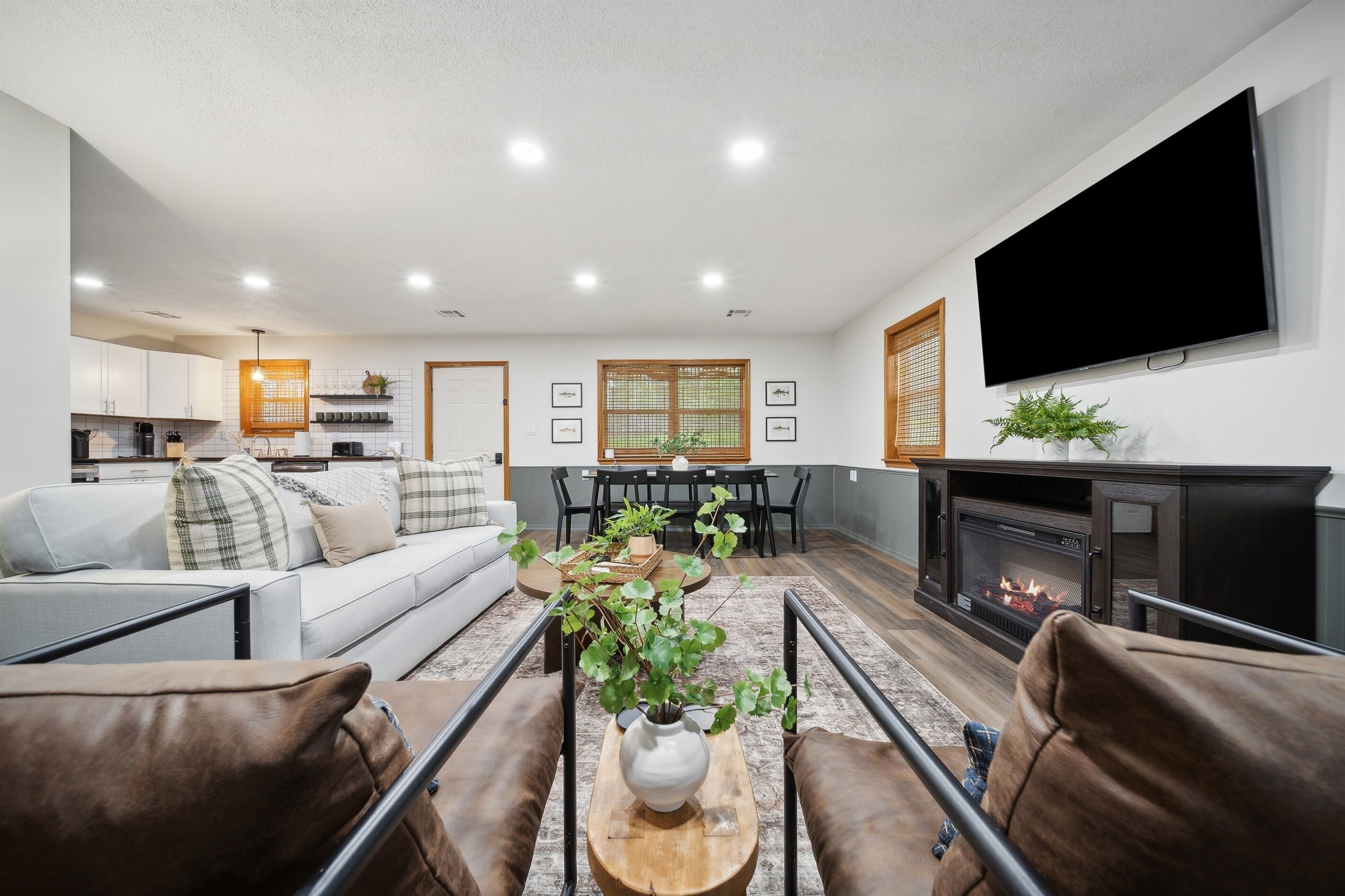 Smart TV, fireplace, stereo