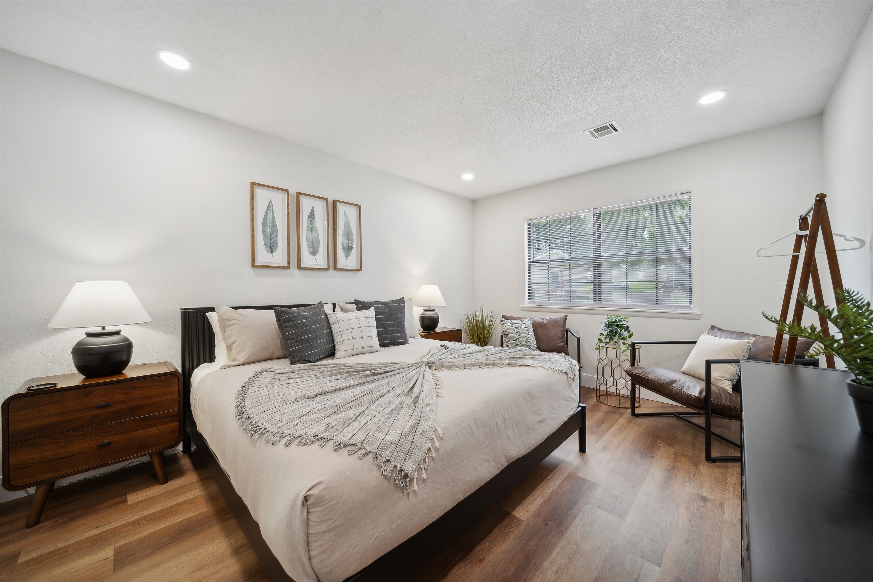 7 bedrooms, iron/ironing board, WiFi (free), bed sheets