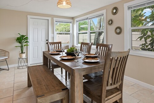 Namaste Getaway ☯ Heated Pool/ Private Yard -17 mins to the beach!