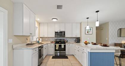 Namaste Getaway ☯ Heated Pool/ Private Yard -17 mins to the beach!