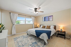 3 chambres, bureau, fer et planche à repasser, lit parapluie