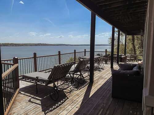 Stunning Views, Hot Tub, Pool Table, new furniture!