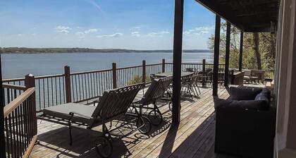 Stunning Views, Hot Tub, Pool Table, new furniture!