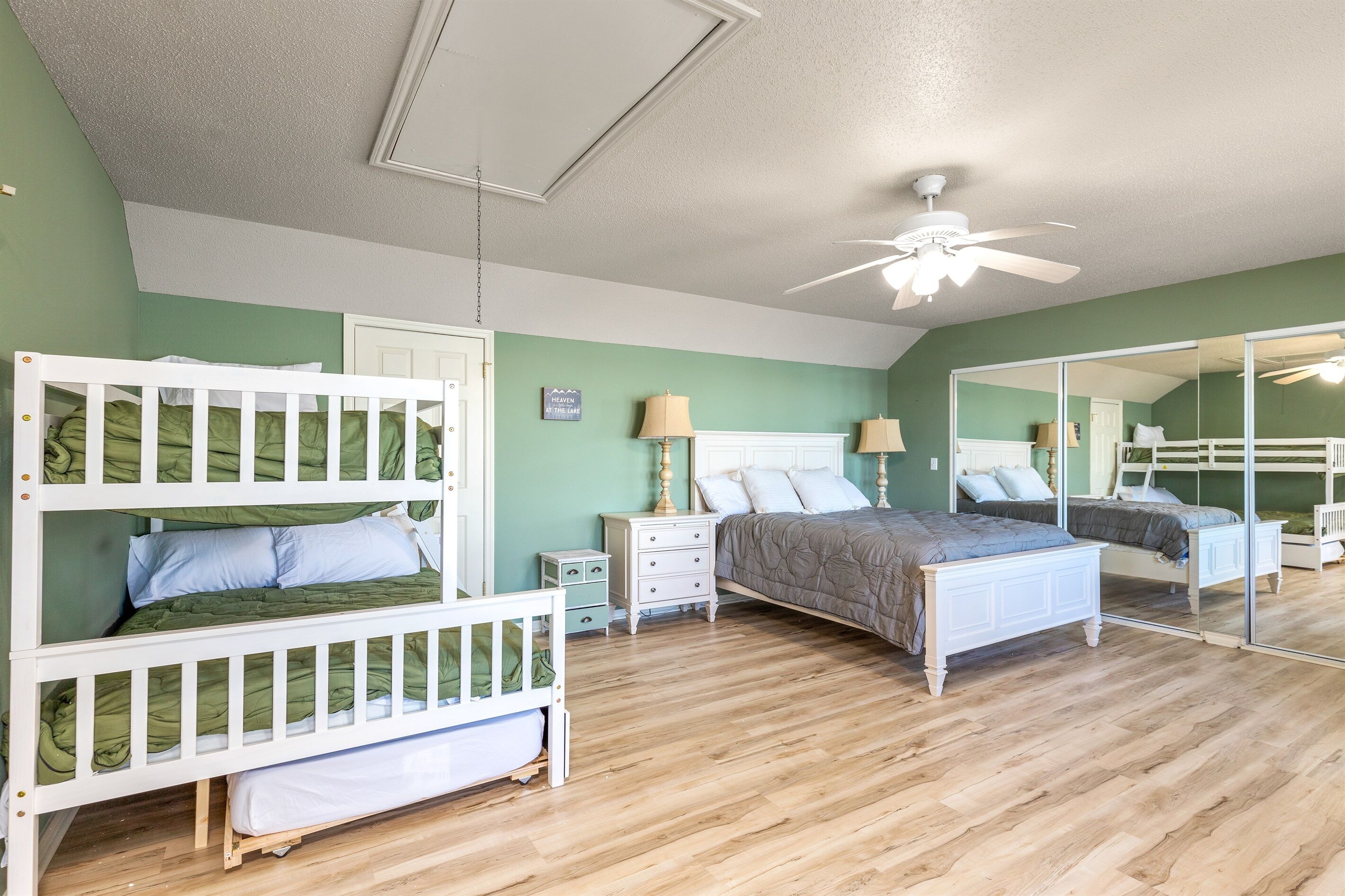 Stunning Views, Boat slip, Kids Haven, Pool Table & more!, Afton, OK