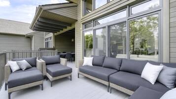 Luxury Condo | Terrace/patio
