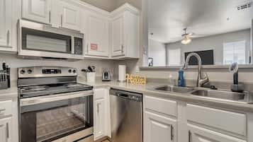 Apartamento família, 2 quartos, cozinha, vista para a montanha | Cozinha privada | Geladeira grande, micro-ondas, fogão, cooktop