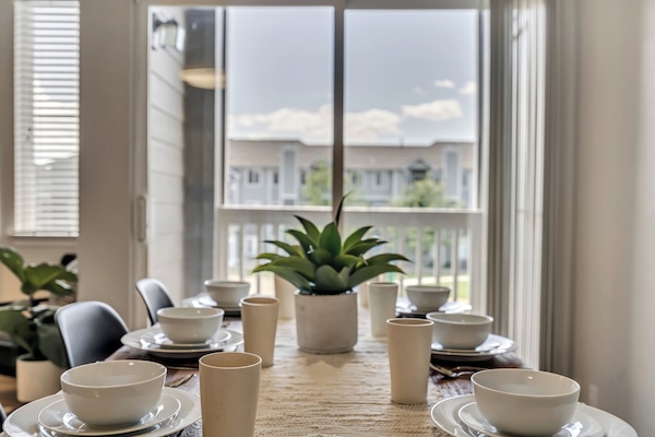 Family Apartment, 2 Bedrooms, Hot Tub, Mountain View | In-room dining