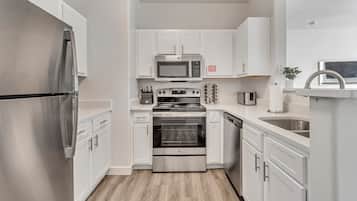 Apartamento tradicional, 2 quartos, suíte, vista para a montanha | Cozinha privada | Geladeira grande, micro-ondas, fogão, cooktop