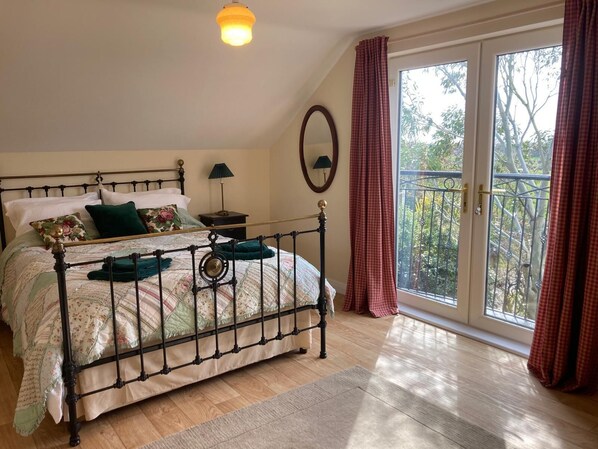 2 عدّة غرف نوم ومكواة/لوح كي وسرير سفر وواي فاي مجانًا