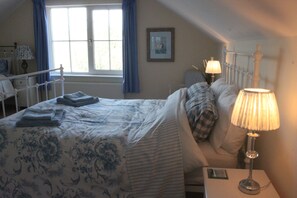 2 bedrooms, iron/ironing board, travel crib, free WiFi - Country cottage in peaceful setting, nestled between the mountains and the sea. (Kilkeel)