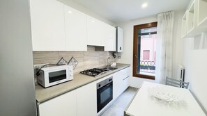 Refrigerador, horno, parrilla de estufa y cafetera y tetera 