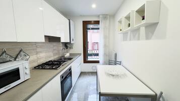 Réfrigérateur, four, plaque de cuisson, cafetiÚre/bouilloire