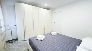 3 habitaciones, tabla de planchar con plancha y ropa de cama 