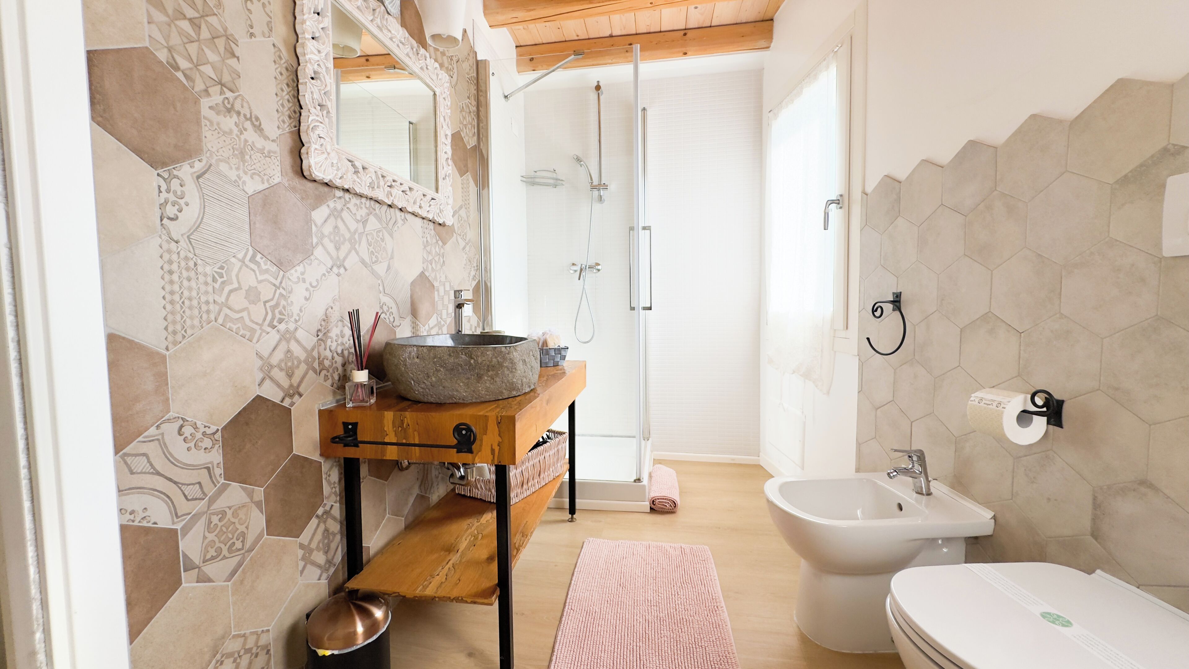 Dusche, Haartrockner, Bidet, Handtücher