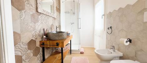 Dusche, Haartrockner, Bidet, Handtücher