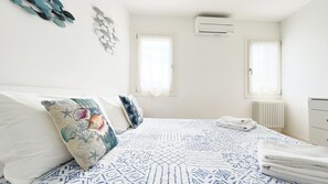 2 chambres, fer et planche à repasser, draps fournis