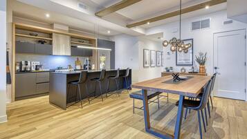 Condo Deluxe | Repas dans la chambre