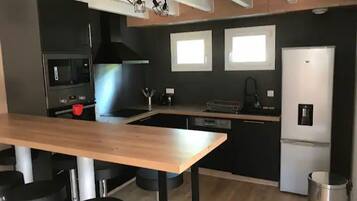 Réfrigérateur, micro-ondes, four, plaque de cuisson