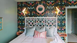 1 bedroom, iron/ironing board, travel crib, WiFi (free) - NEW!! Forever Young I Pettigrew Adventures in Midtown  (Memphis)