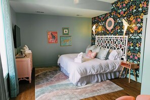 1 habitación, tabla de planchar con plancha y cuna de viaje 