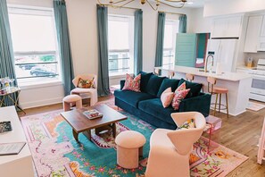 Smart TV - NEW!! Forever Young I Pettigrew Adventures in Midtown (Memphis)