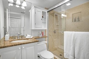 تجهيزات دش، مناشف، صابون، ورق حمّام