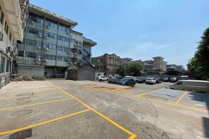 Free self parking - Yiyuan Hotel (Yangzhou)