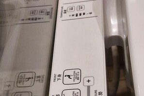 Panel de control con ajustes de temperatura y opción de oscilación.
