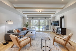 尊榮公寓客房 | 起居區 | 50-吋智慧型電視,提供數位頻道