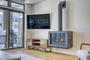 Premium Condo | Living area | 50-inch Smart TV with digital channels - 104 Verbier Building 11 (Mont-Tremblant)