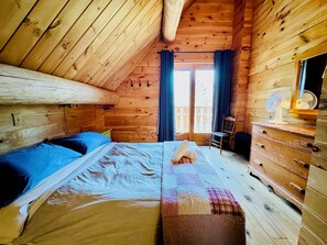 4 bedrooms, travel crib, WiFi