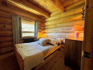 4 bedrooms, travel crib, WiFi