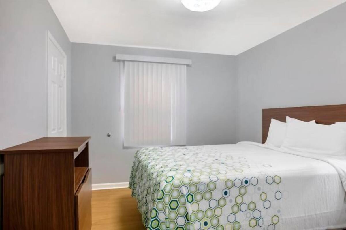 Escritorio, cortinas blackout y tabla de planchar con plancha