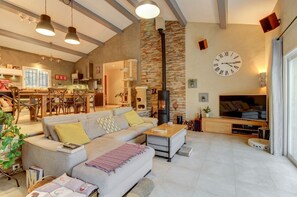 Smart TV, fireplace