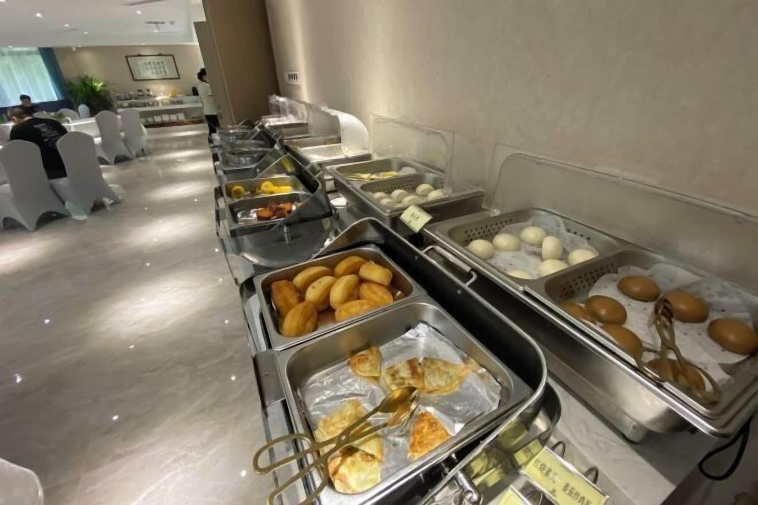 Un bufé con diversos alimentos, incluyendo huevos, pasteles y otros platos.