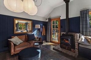 Fireplace - Leura Cabin: luxurious and modern mountain retreat (Leura)