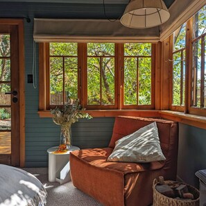 Fireplace - Leura Cabin: luxurious and modern mountain retreat (Leura)