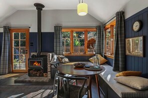 Fireplace - Leura Cabin: luxurious and modern mountain retreat (Leura)