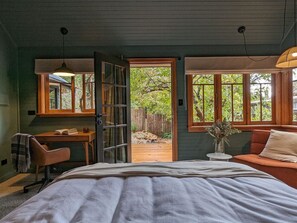 1 bedroom, desk, iron/ironing board, WiFi - Leura Cabin: luxurious and modern mountain retreat (Leura)