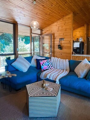 TV, fireplace, stereo - The Cabin, Mt Wilson (Mount Wilson)