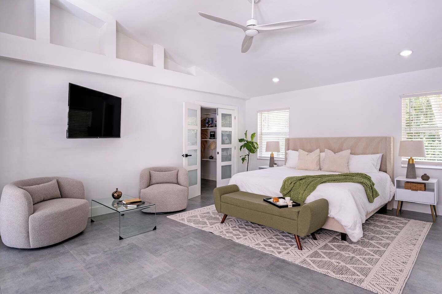 6 bedrooms, desk, iron/ironing board, travel crib
