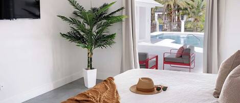 6 habitaciones, tabla de planchar con plancha y cuna de viaje