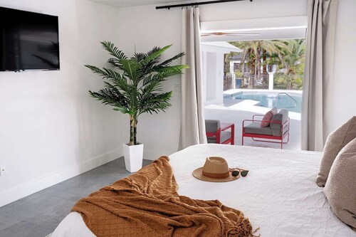 2 Villas, Pickleball,Heated pool, Naples escape.