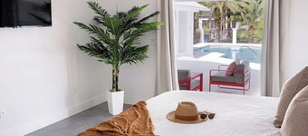 2 Villas, Pickleball,Heated pool, Naples escape.