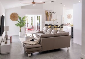 Téléviseur connecté, foyer, jeux vidéo, table de baby-foot