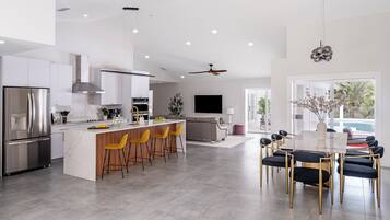 Jääkaappi, mikroaaltouuni, uuni, liesi