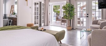 2 Villas, Pickleball,Heated pool, Naples escape.